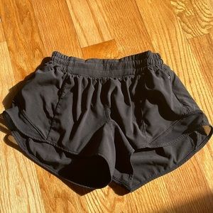 Black Lululemon Hotty Hots Low rise 2.5 inch